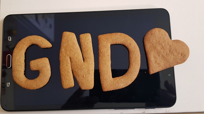 Die Buchstaben G,N,D und ein Herz als Kekse liegen auf einem schwarzen Tablet. (refer to: Please note)